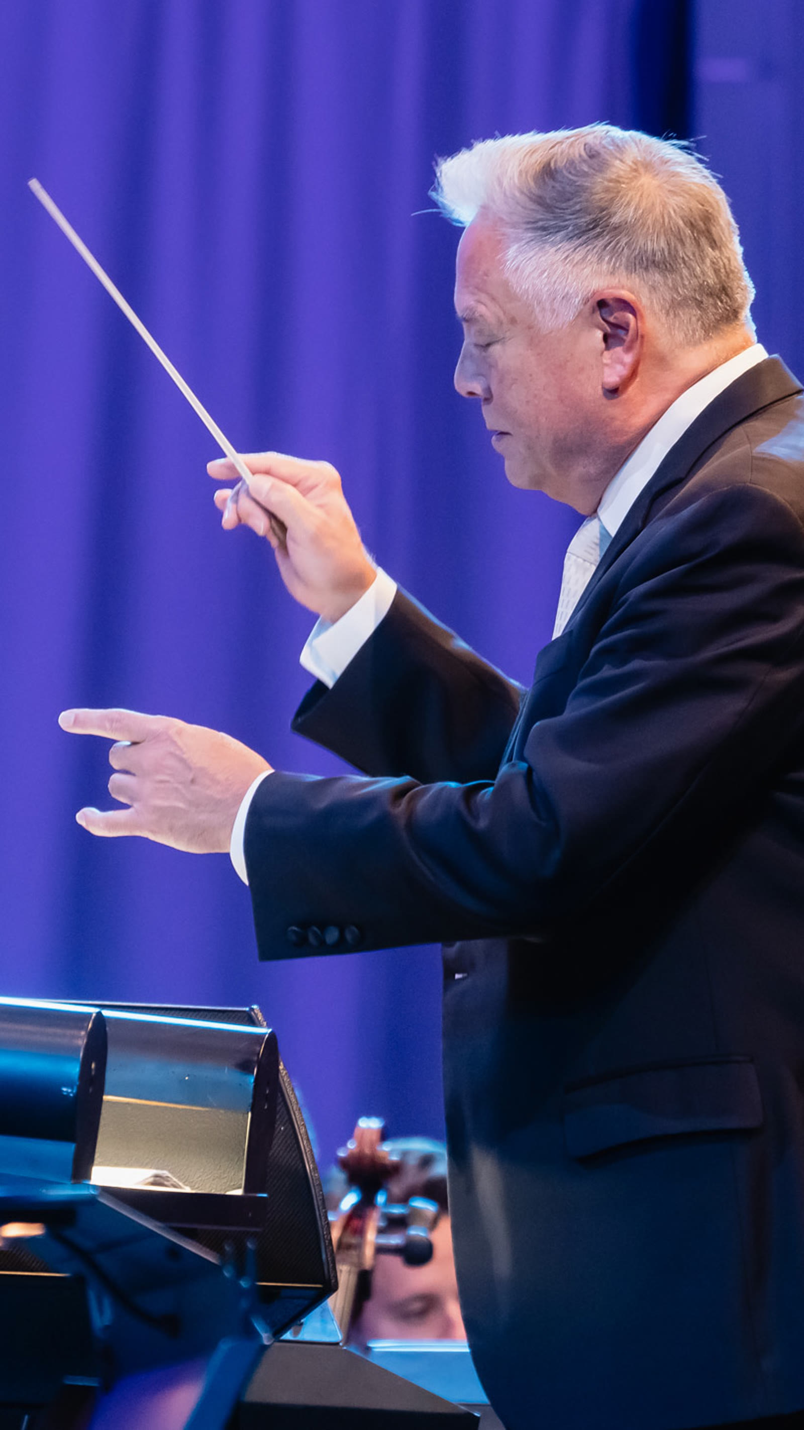 Kevin Stites conducting an orchestra